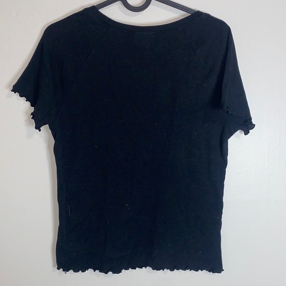 🦋Adorable Black ruffled t-shirt! - Picture 5 of 8